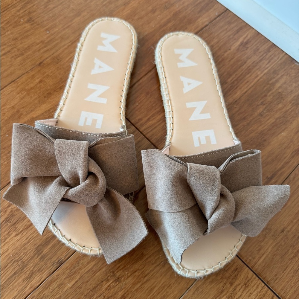 MANEBI HAMPTON FLAT SUEDE BOW SANDAL-VINTAGE TAUPE WOMENS 39/US 9